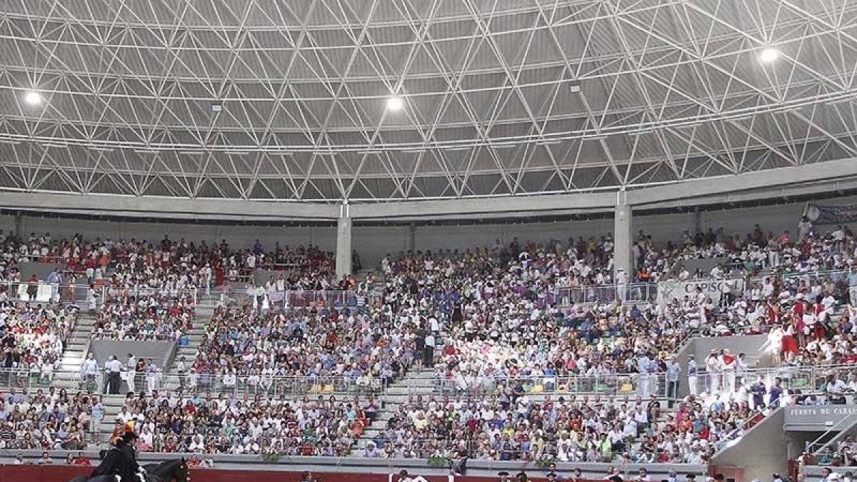 Espectáculo taurino en el Coliseum durante la feria de San Pedro y San Pablo.-ECB