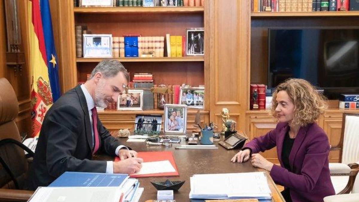 Felipe VI junto con la presidenta del Congreso, Meritxell Batet, en su despacho.-