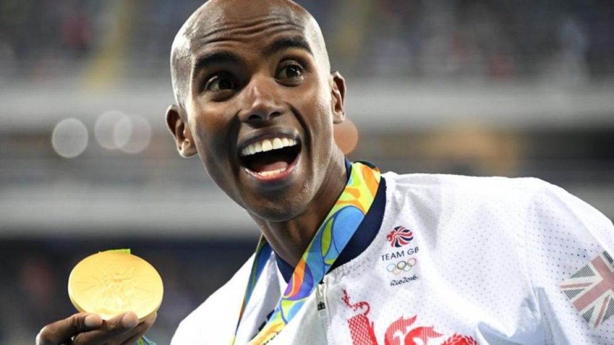 Mo Farah posa con su medalla de oro del 10.000.-AFP / DAMIEN MEYER