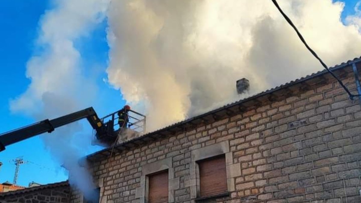 Incendio en una vivienda de Palacios de la Sierra. REDES SOCIALES DE PALACIOS DE LA SIERRA