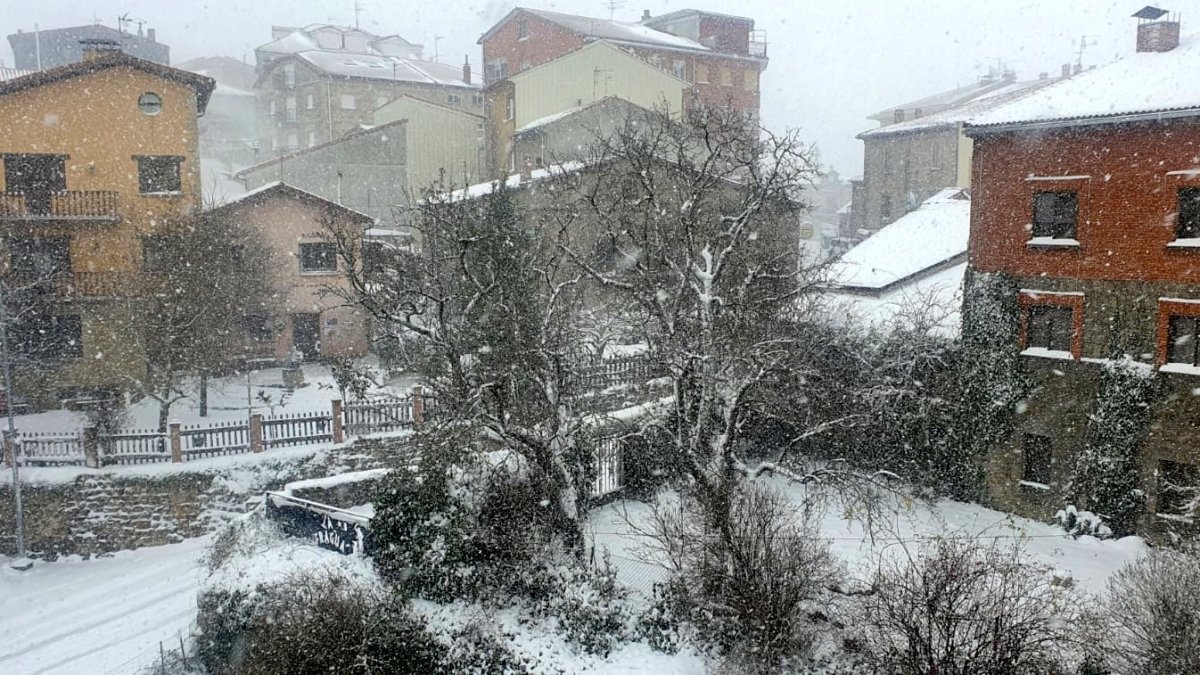 La nieve también cubrió la localidad de Quintanar de la Sierra. ECB