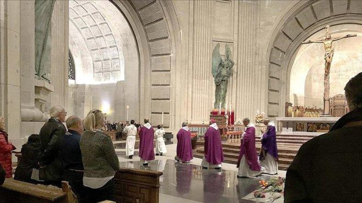 Los monjes benedictinos abandonan la basílica tras la misa en el Valle de los Caídos, este miércoles.-DAVID CASTRO