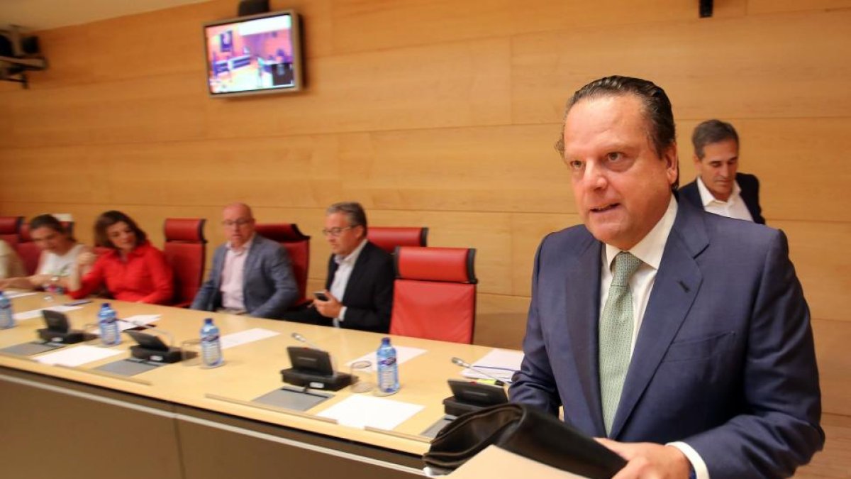 El presidente del Consejo Consultivo de Castilla y León, Mario Amilivia, presenta en las Cortes Regionales la memoria correspondiente al año 2015.-ICAL