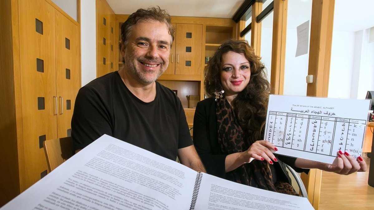 Fernando Pérez del Río y Manar Elhalwany con un manuscrito de su método de aprendizaje de árabe moderno y su «pionera» tabla de equivalencias. TOMÁS ALONSO