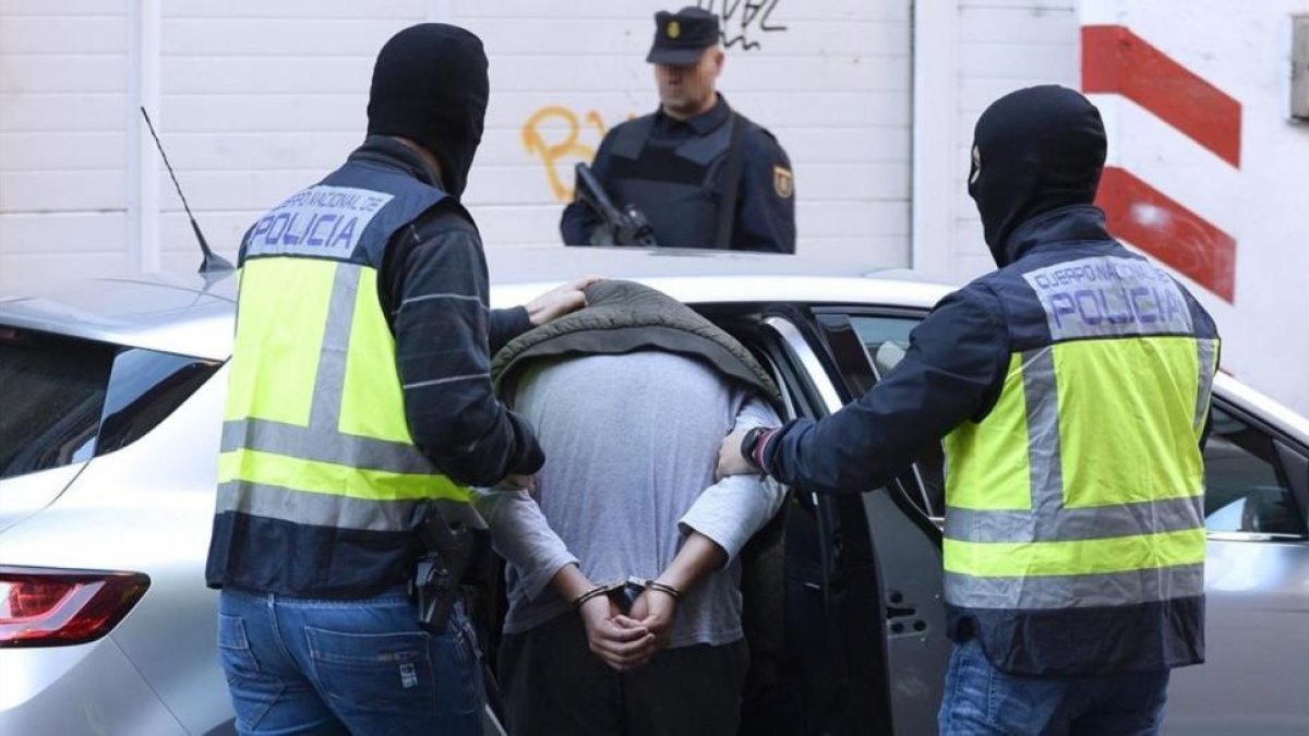 Una detención de un yoihadista en Valladolid, en septiembre del 2016.-/ EFE / NACHO GALLEGO