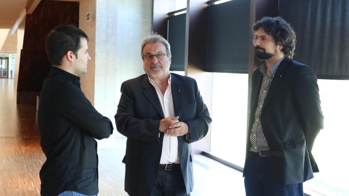 El coordinador general de IU Castilla y León, José María González, y el procurador de Izquierda Unida José Sarrión durante el Pleno de las Cortes-ICAL