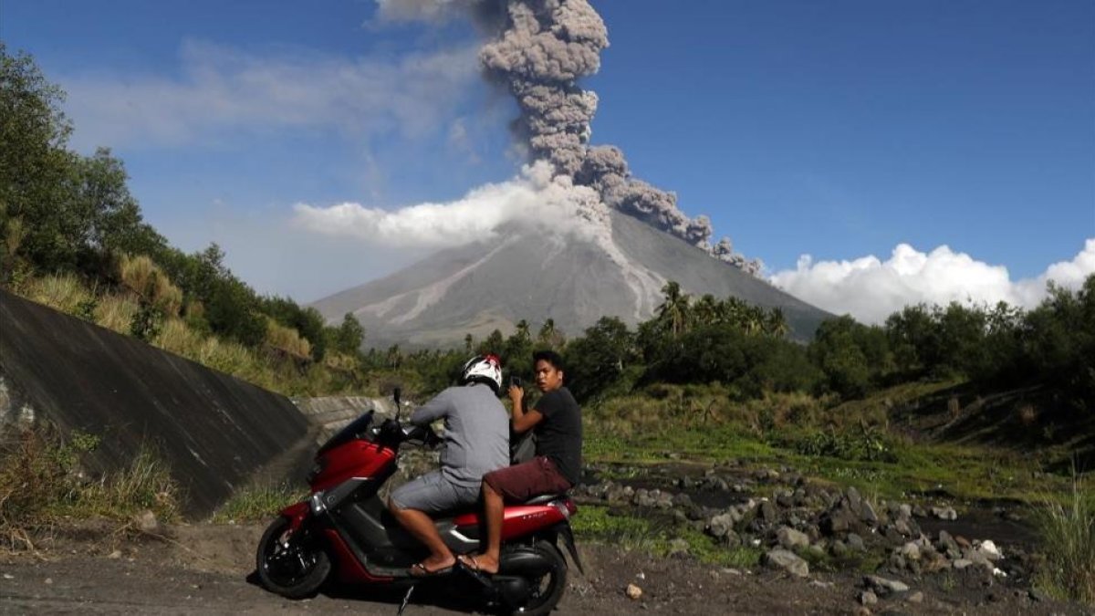 Aldeanos filipinos escapan a un área segura mientras el volcán Mayon entra en erupción.-/ EFE / FRANCIS R MALASIG