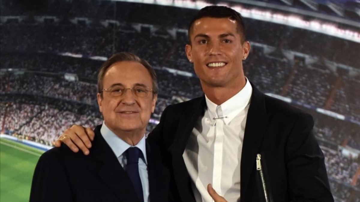 Florentino junto a Cristiano Ronaldo, en el acto de renovación del contrato del jugador portugués en noviembre del 2016.-AFP / GERARD JULIEN