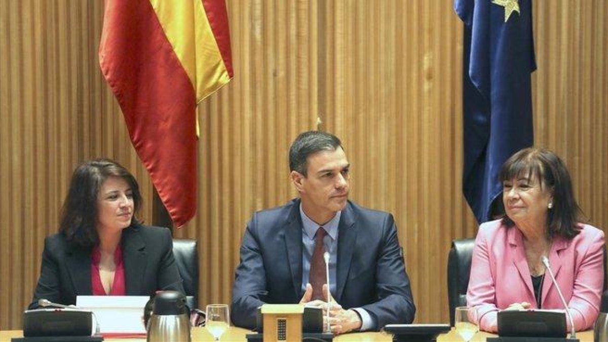Pedro Sánchez, junto a Adriana Lastra y Cristina Narbona, este martes en el Congreso.-DAVID CASTRO