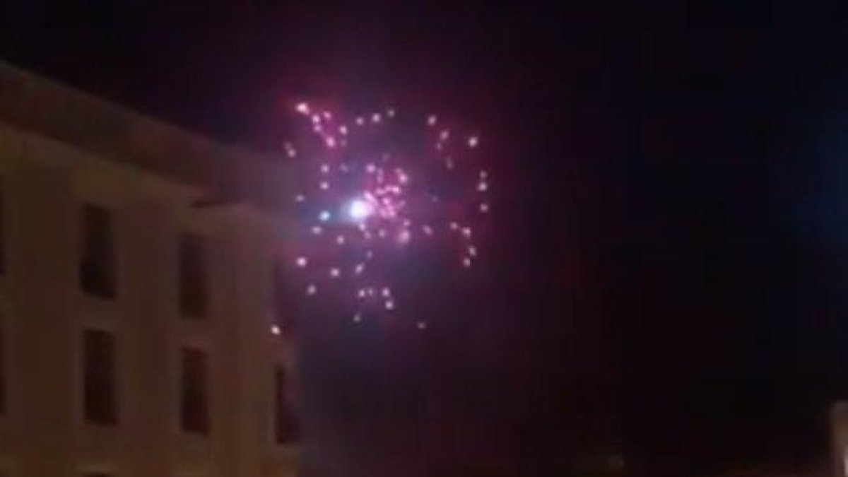 Cohete lanzado por los manifestantes contra el helicóptero de los Mossos.-