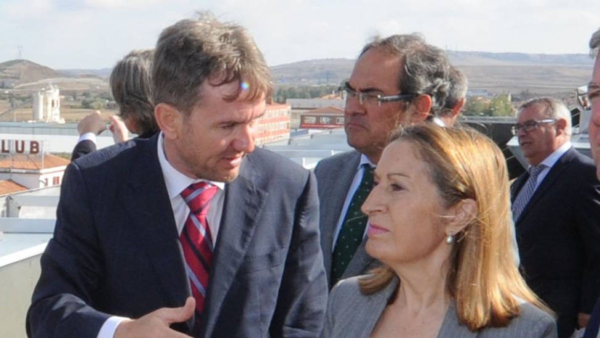Lacalle charla con Pastor en su última visita a Burgos, en noviembre, al centro de transportes de Villafría.-RAÚL G. OCHOA