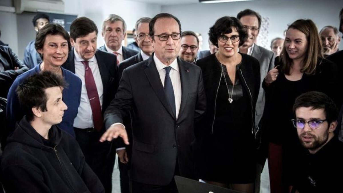 Hollande (centro), durante la inauguración de una escuela de tecnología digital, en Le Kremlin-Bicetre, cerca de París, este lunes.-REUTERS