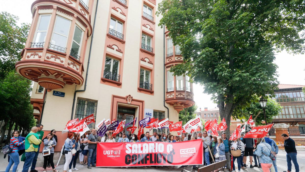 Concentración de los sindicatos frente a la Casa del Empresario de Burgos. SANTI OTERO
