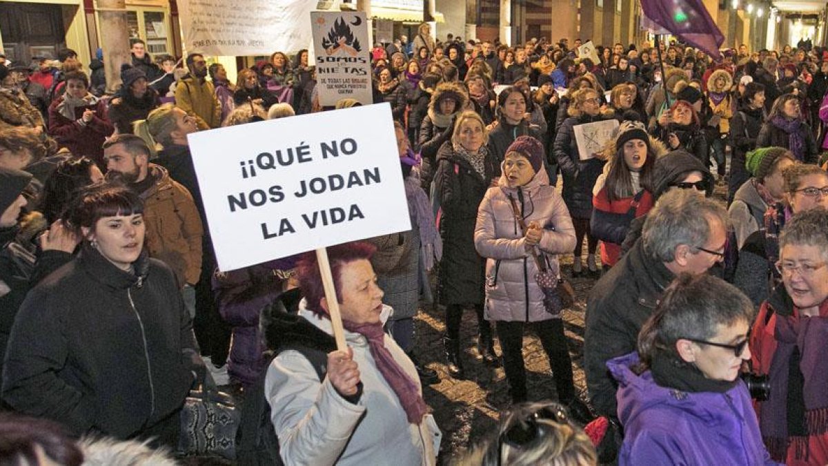 La Plaza del Trigo de Aranda del Duero fue el lugar escogido por las asociaciones feminista para concentrarse en apoyo a la víctima del ‘caso Arandina’.-ICAL