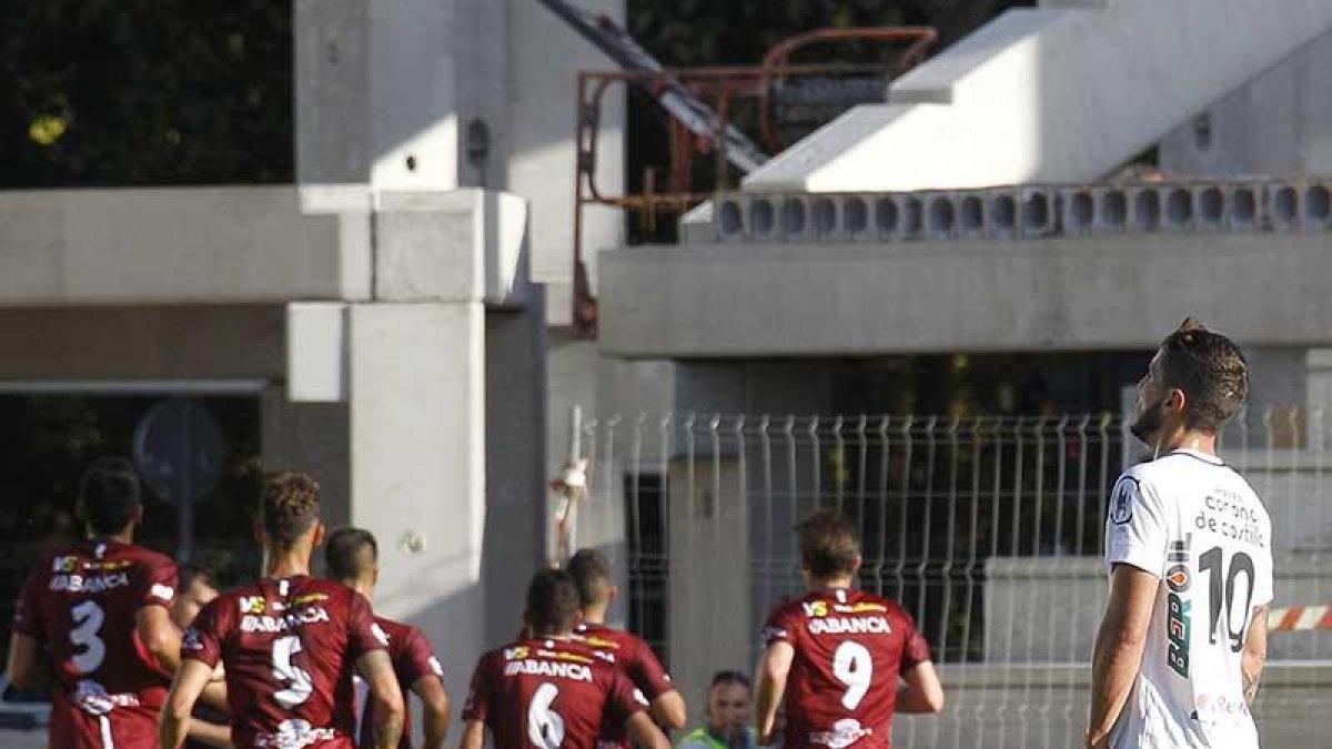 Los jugadores del Po ntevedra celebran el gol de Pedro Vázquez ante la frustación de Adrián Cruz.-SANTI OTERO