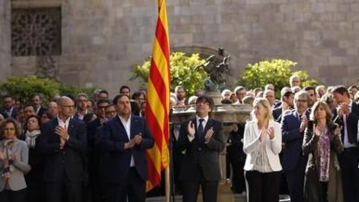 El 'president' Carles Puigdemont y su Govern, en la firma del compromiso por el referéndum, el 21 de abril en el Palau de la Generalitat.-ALBERT BERTRAN