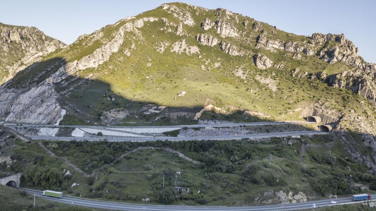 Imagen aérea del entorno de Pancorbo y los Montes Obarenes, donde comionza el tramo a Vitoria.-ISRAEL L. MURILLO