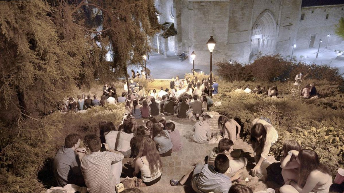 Varios grupos de jóvenes hacen botellón en las inmediaciones de la iglesia de San Esteban durante una noche de verano.-RAÚL G. OCHOA