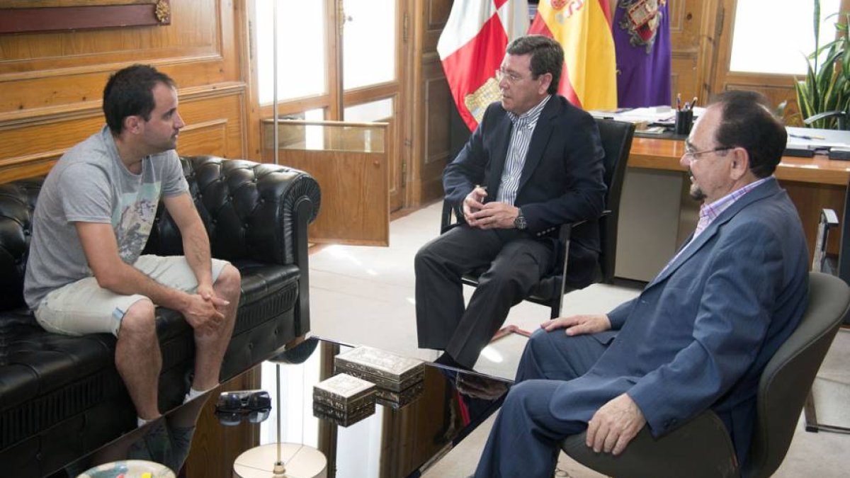 César Rico (centro) y Ángel Guerra (derecha) se reunieron ayer con el responsable de Muebles Tudela de Roa.-ECB