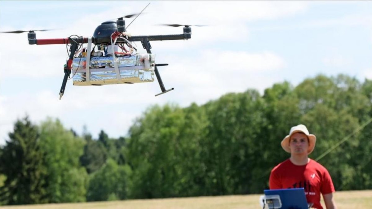 Un usuario controla un dron en un centro de investigación en los Pirineos franceses.-AFP