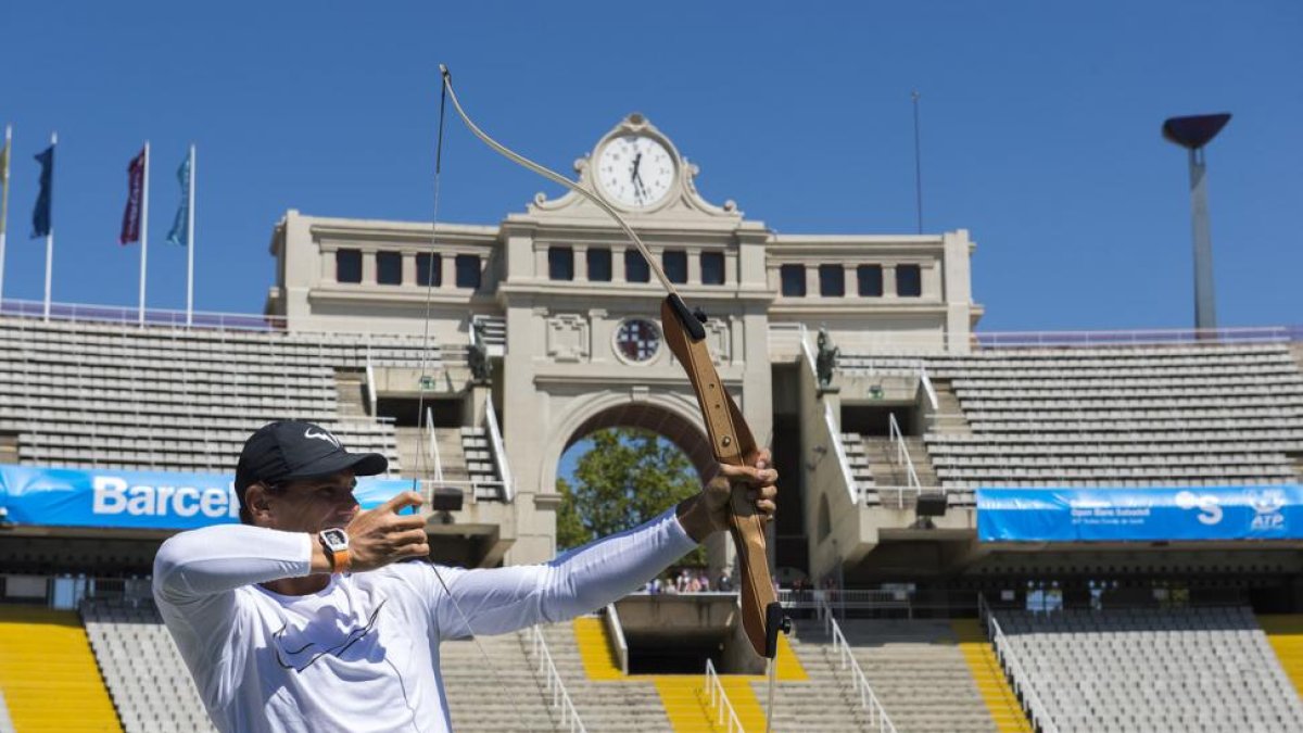 Rafael Nadal emula el famoso tiro con arco de los JJOO de Barcelona.-JORDI COTRINA