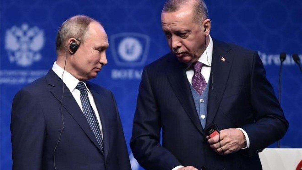 El presidente ruso, Vladimir Putin (izquierda), y su homólogo turco, REcep Tayyip Erdogan, durante la inauguración del nuevo gasoducto, en Estambul.-OZAN KOSE (AFP)