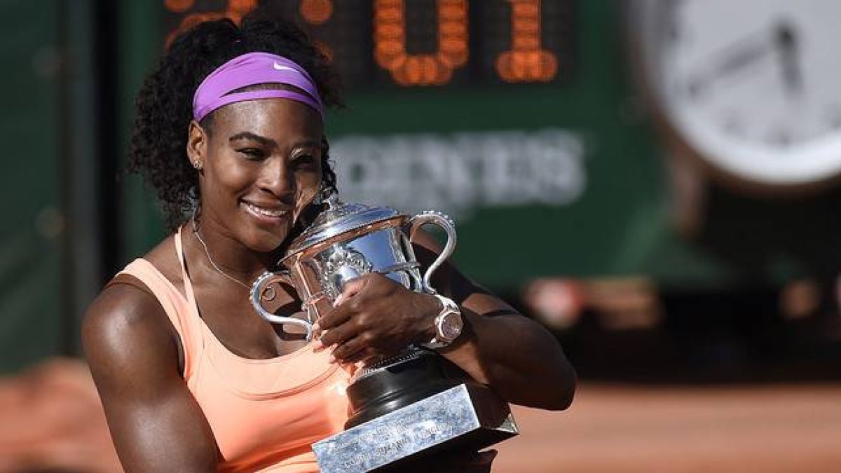 Serena Williams posa con el trofeo que la acredita como ganadora de Roland Garros.-Foto: AFP / MIGUEL MEDINA