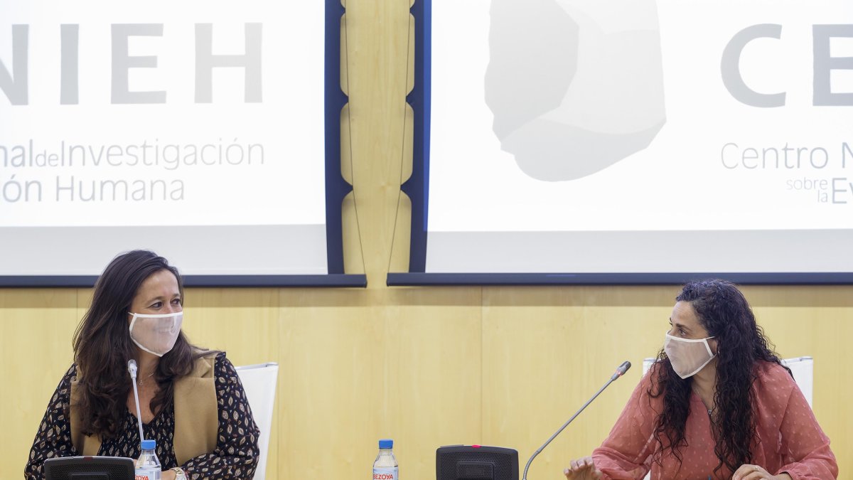 La directora del Cenieh, María Martinón, junto con la directora de Aransbur, Marisol Illana, en la presentación de la XII Semana de la Ciencia del Cenieh. SANTI OTERO