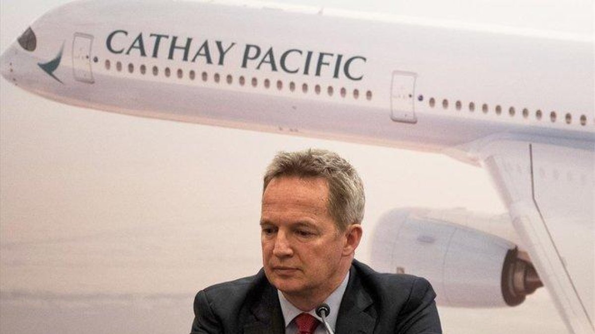 Rupert Hogg, consejero delegado de Cathay Pacific, durante la rueda de prensa en la que anunció su dimisión.-EFE EPA / JEROME FAVRE
