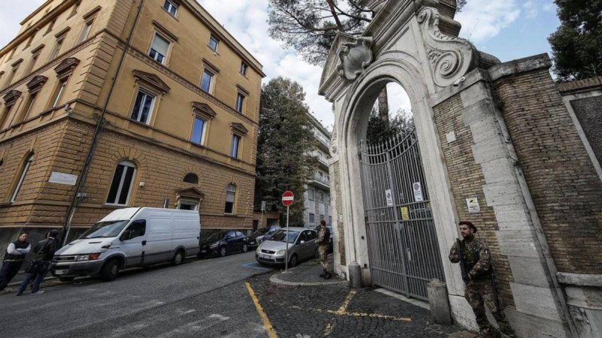 Entrada a la nunciatura de la Santa Sede en Roma.-EFE / FABIO FRUSTACI