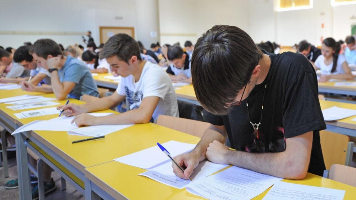 Estudiantes burgaleses durante uno de los exámenes de la Prueba de Evaluación de Bachillerato (EBAU).-ISRAEL L. MURILLO