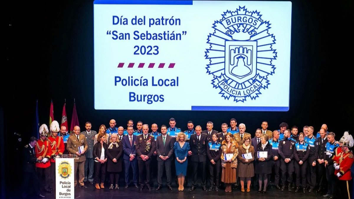 Foto de familia de la fiesta de la Policía Local de Burgos. TOMÁS ALONSO