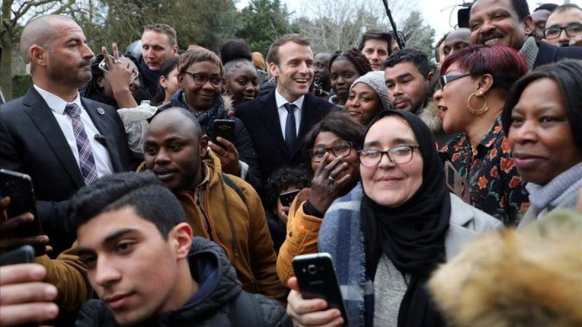 Macron, rodeado de vecinos de Evry-Courcouronnes.-REUTERS / LUDOVIC MARIN