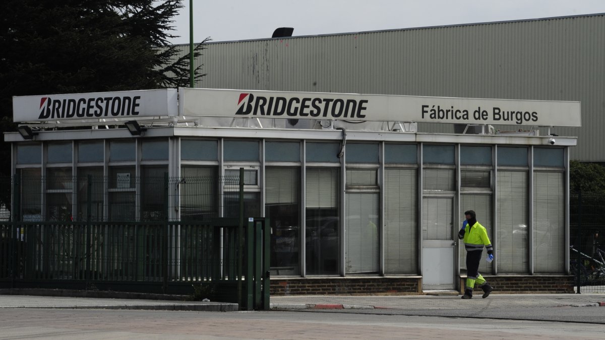 Acceso a la fábrica de Bridgestone en Burgos. ISRAEL L. MURILLO
