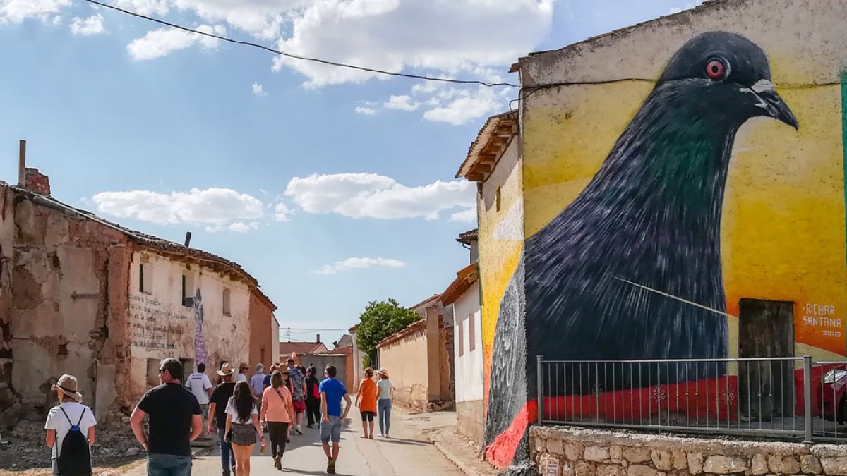 La ruta de los murales, formada por 21 trabajos de distintos artistas, protagoniza paseos guiados durante el festival. M. M.