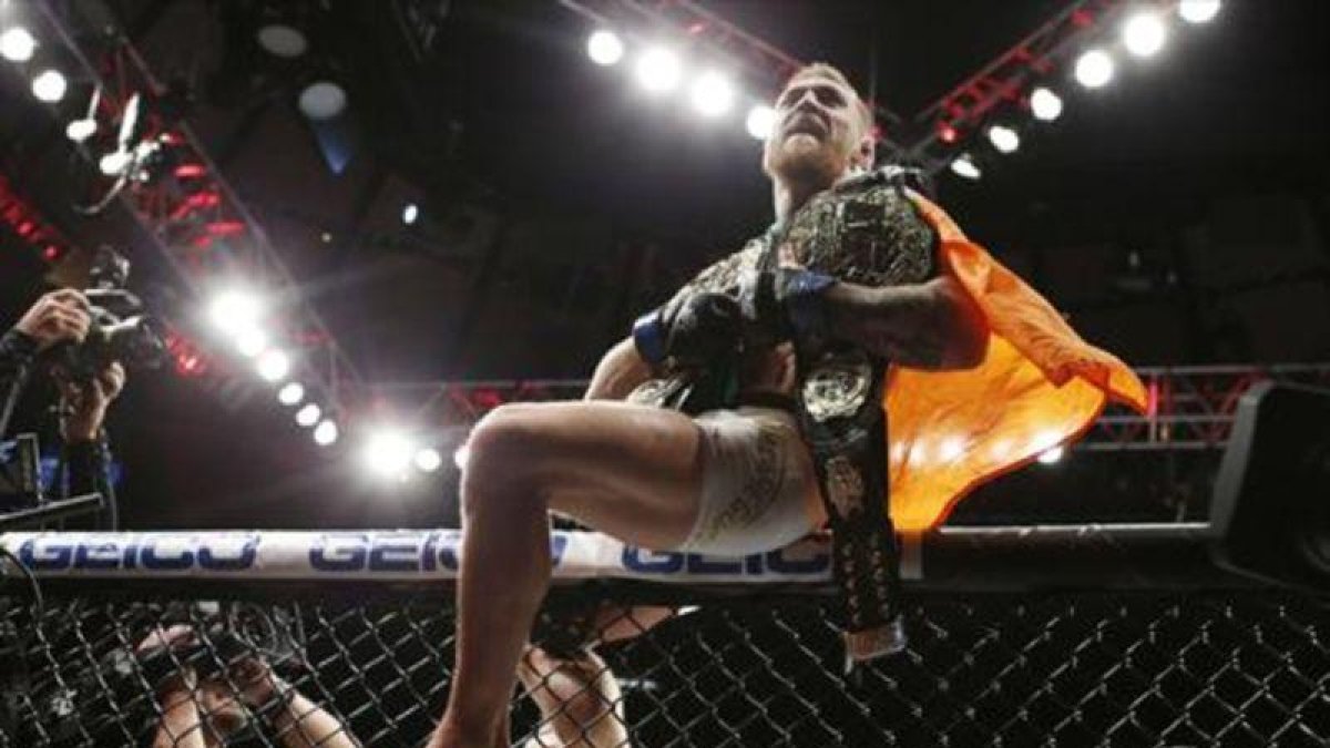 Conor McGregor posa sobre la reja del octógono del Madison Square Garden, tras conquistar el título mundial del UFC 205.-USA TODAY / ADAM HUNGER