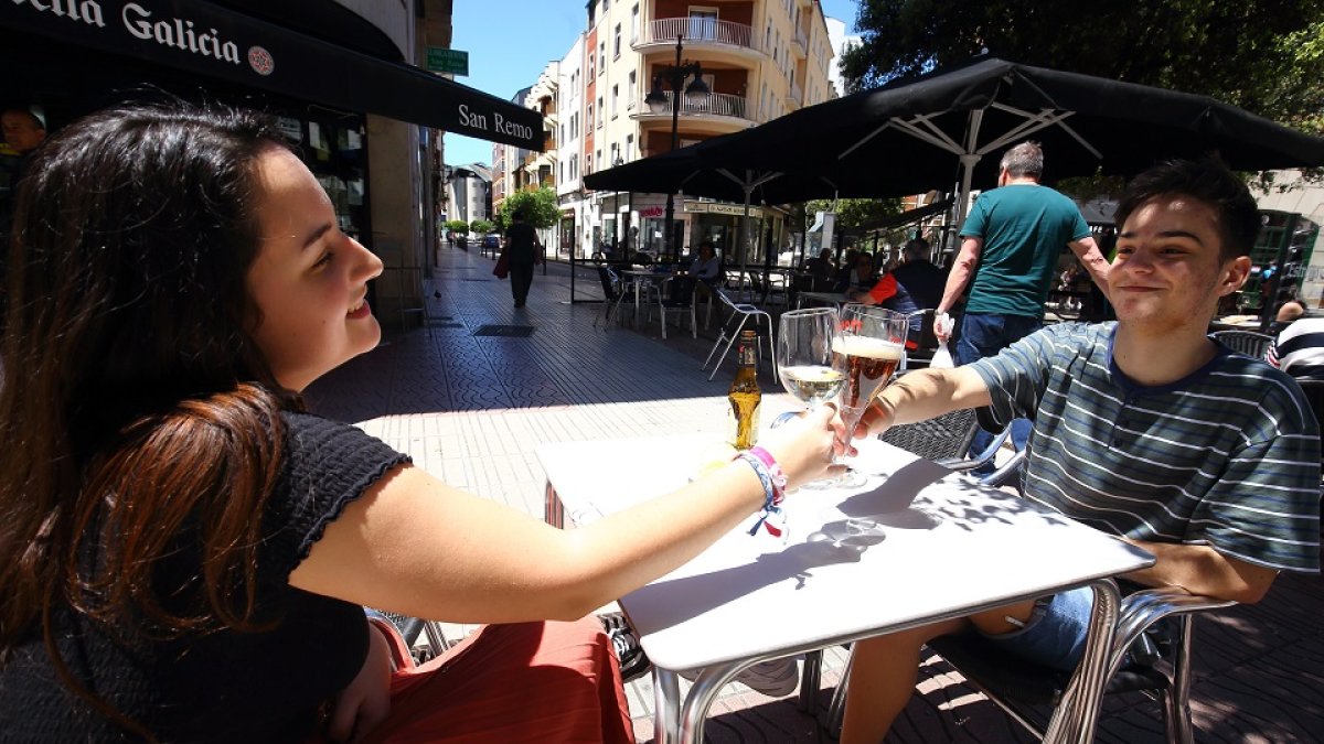 El Gobierno flexibiliza las restricciones y permite a los municipios de menos de 10.000 habitantes abrir los bares