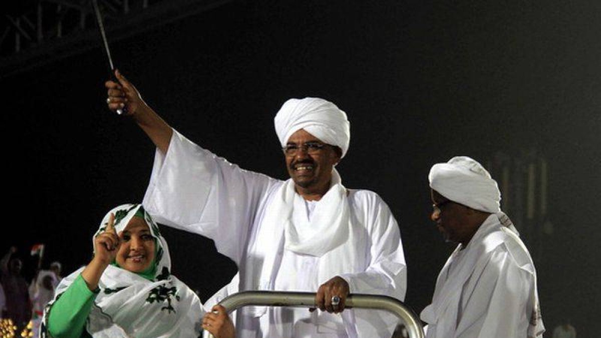 El dictador sudanés Omar al-Bashir durante un acto de campaña para su reelección como presidente del país.-Foto: EFE / MARWAN ALI