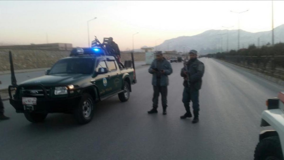 Policías afganos montan guardia en el lugar del doble atentado suicida, en Kabul, este martes.-REUTERS