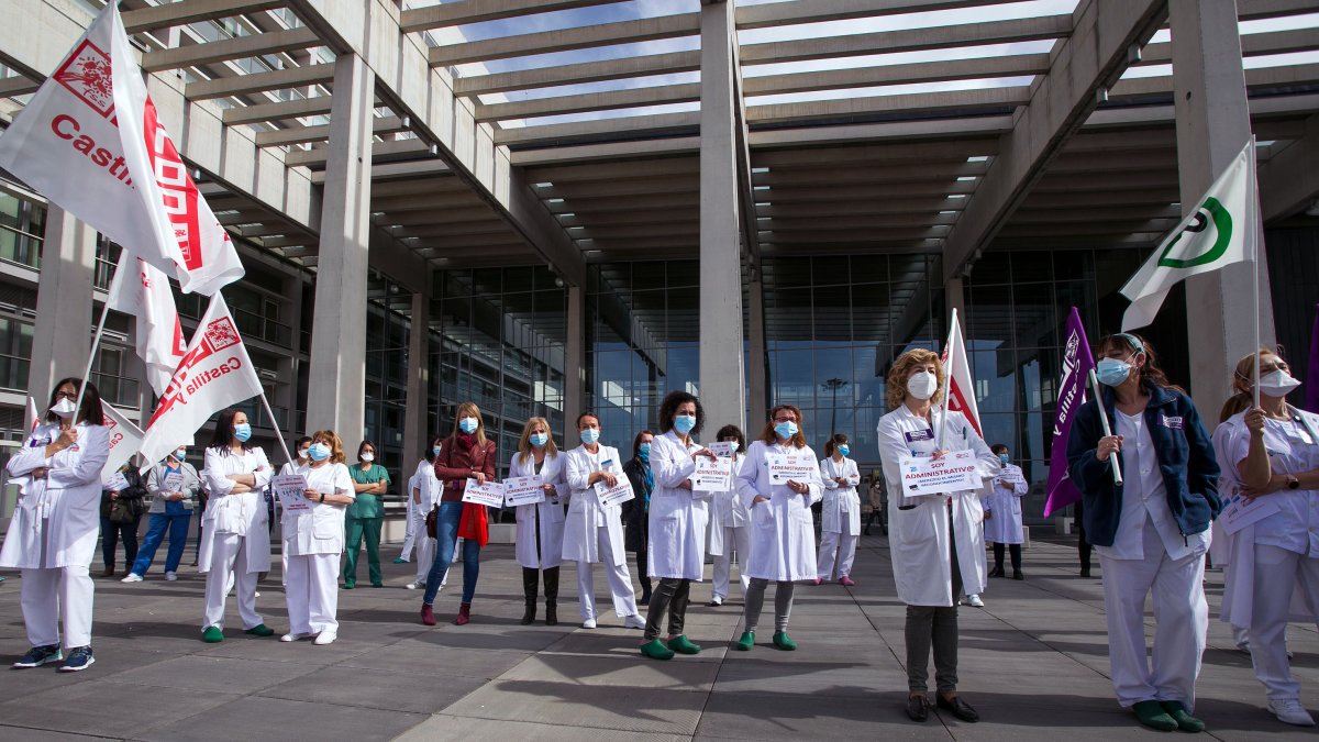 Imagen de la concentración de sanitarios a las puertas del HUBU. TOMÁS ALONSO