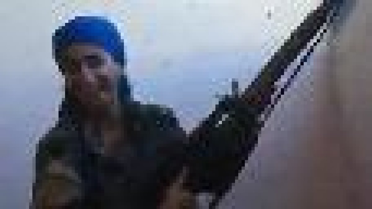 Una francotiradora kurda se salva de un balazo en la frente "por los pelos".-YOUTUBE