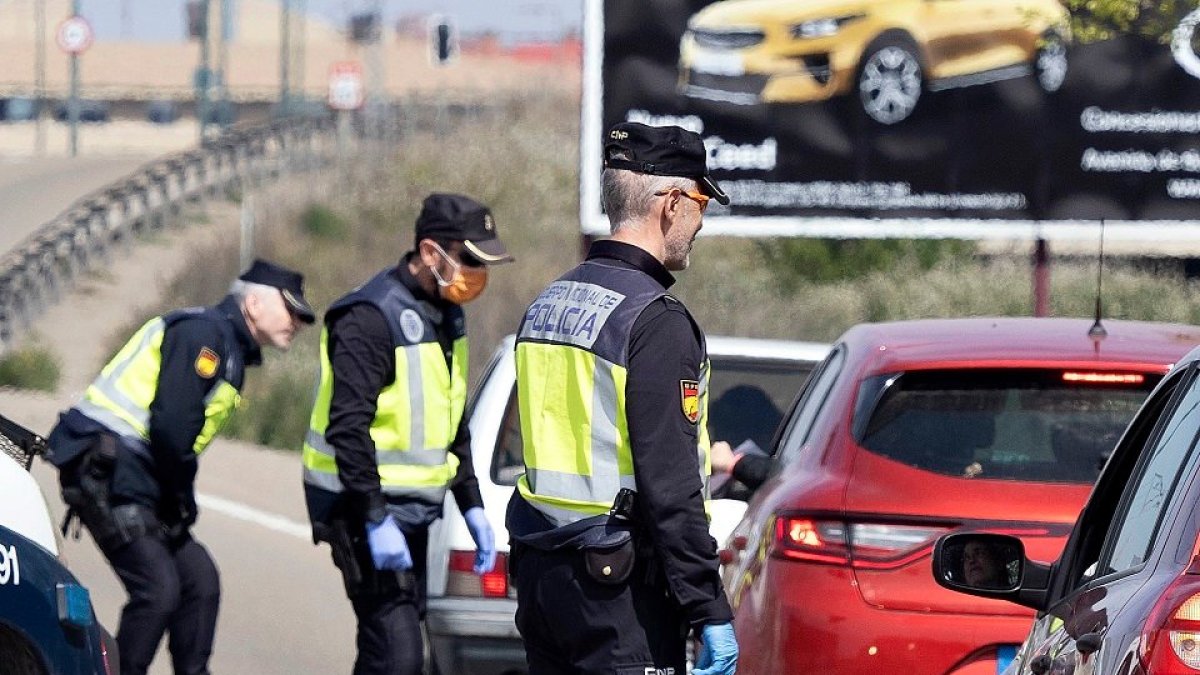 Control policial en la carretera Madrid, a la entrada y salida de Valladolid. - Photogenic Miguel Ángel Santos