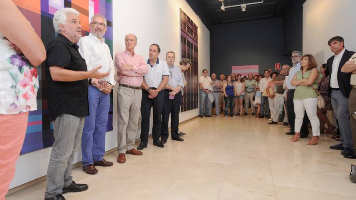 Rufo Criado (i.), durante la inauguración de la muestra ayer en el Museo de Burgos, a la que asistieron muchos colegas, representantes de los mecenas y de la sociedad.-Israel L. Murillo