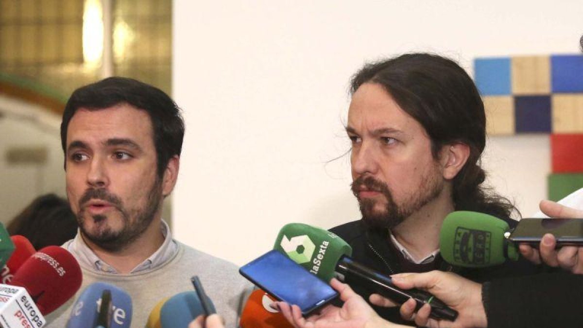 Alberto Garzón y Pablo Iglesias, en una reunión el pasado mes de diciembre.-DAVID CASTRO