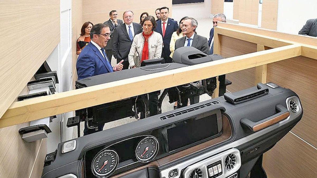 Jesús Pascual explica a la ministra los detalles del concept car en presencia de Ernesto Antolín y otros invitados.-ECB