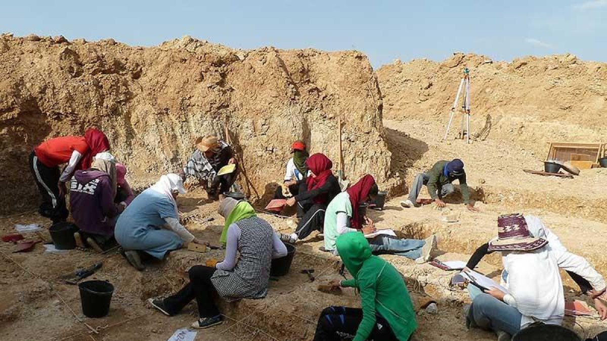 Miembros del equipo de Ain Hanech excavando en Ain Boucherit.-CENIEH