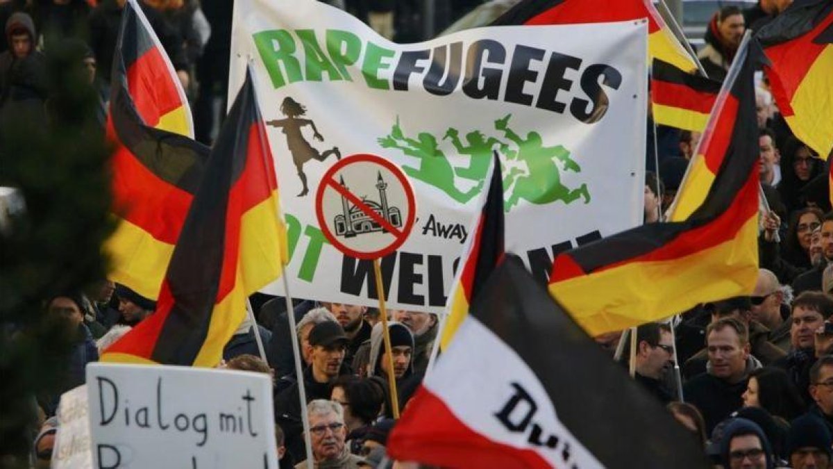 Manifestantes del movimiento antiinmigración Pegida, en una marcha contra los asaltos masivos a mujeres sucedidos en Nochevieja y atribuidos a refugiados, en Colonia, el pasado 9 de enero.-REUTERS / WOLFGANG RATTAY