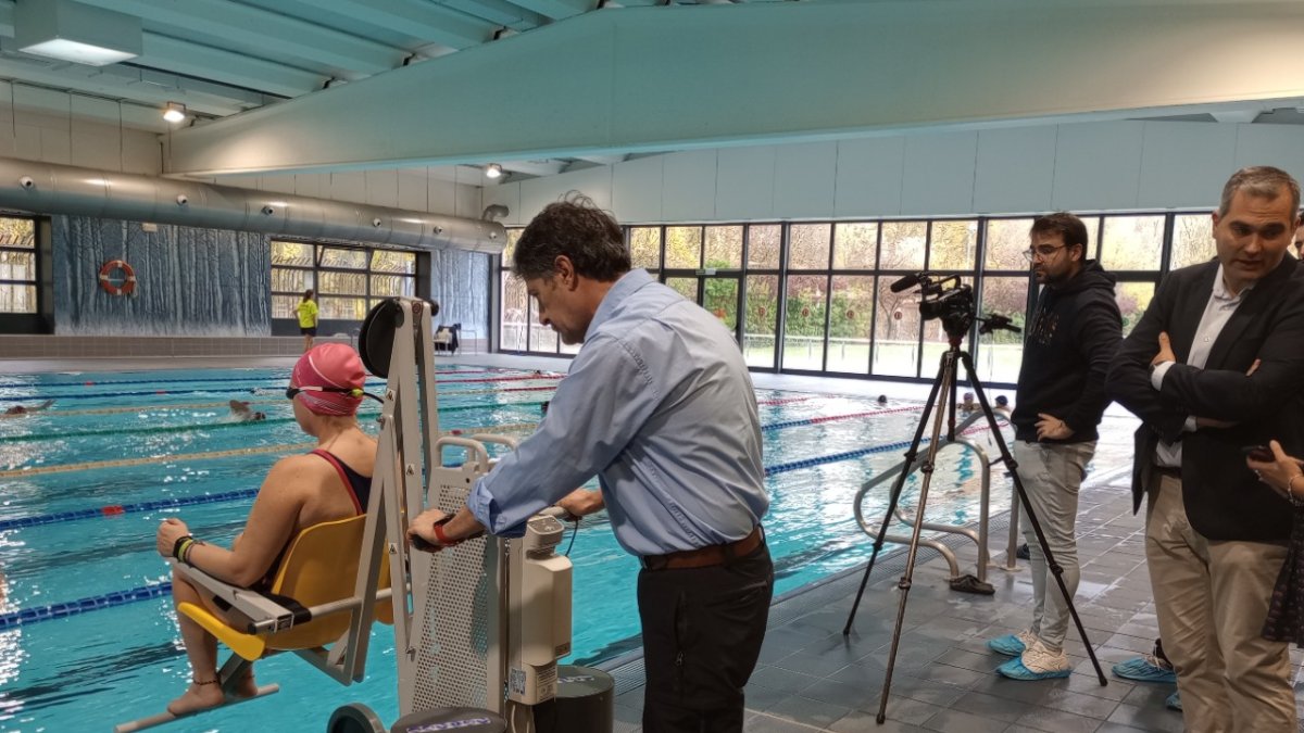 Un momento de la prueba en San Amaro de las nuevas sillas para el acceso a la piscina destinadas a personas con problemas de movilidad.