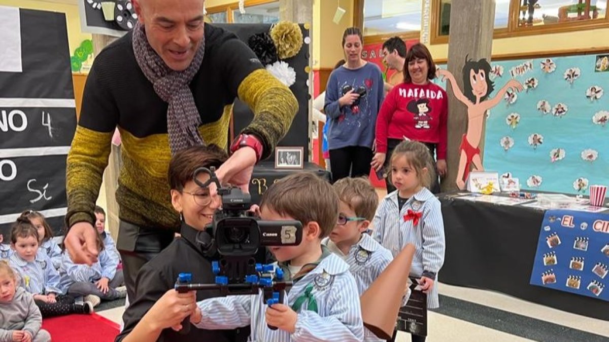 El cineasta y docente Lino Varela enseña a los pequeños cómo se usa una cámara profesional.