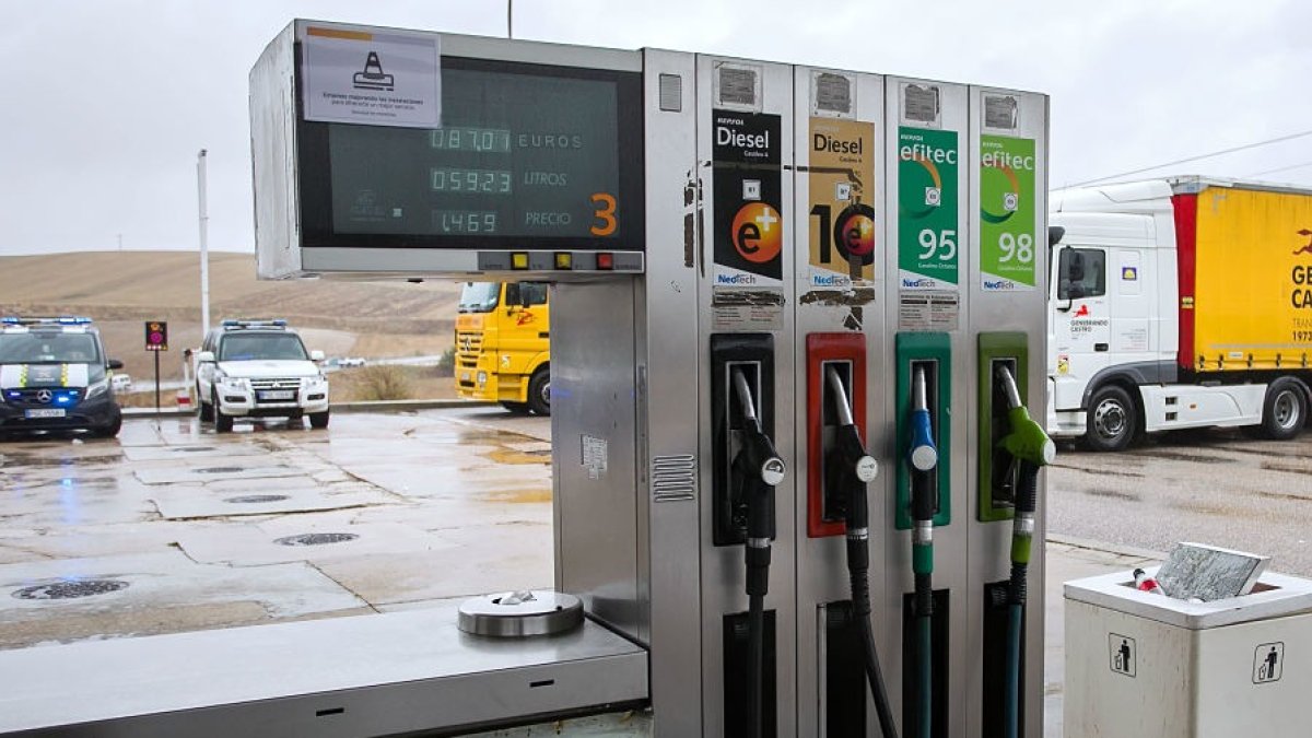 Surtidor en una gasolinera a las afueras de Burgos. TOMÁS ALONSO